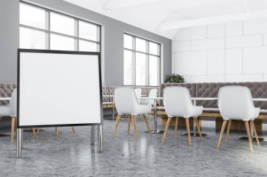 Beyaz ve gri duvarları olan şık bir restoran, beton zemin, sandalyeli uzun beyaz masalar ve rahat kahverengi koltuklar. Bulanık şehir manzaralı pencere ve kare şeklindeki poster. 3d oluşturma