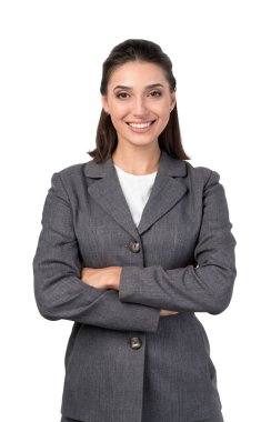 Siyah saçlı, zarif takım elbiseli ve kollarını kavuşturmuş neşeli Avrupalı genç iş kadını portresi. Liderlik ve başarı kavramı