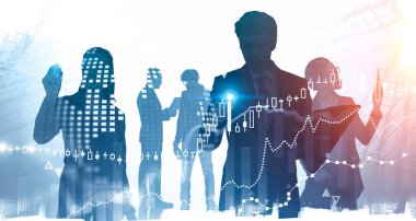 Bulanık şehirde gelecekteki finansal arayüzle çalışan iş adamlarının siluetleri. Ticaret ve yüksek teknoloji kavramı. Renkli resim çift pozlama