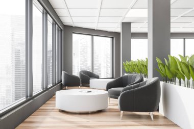 Panoramik ofis bekleme odasının içinde gri duvarlar, ahşap zemin, yuvarlak masaların yanında duran gri koltuklar ve beyaz çiçek yatakları. Bulanık şehir manzarası. 3d oluşturma