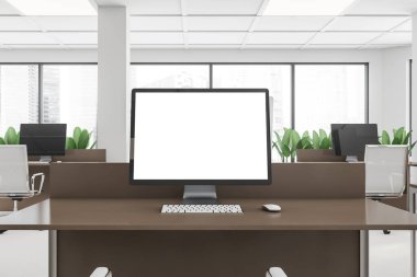 Beyaz duvarları ve ahşap zemini olan şık ofisteki kahverengi masanın üzerinde duran yeni bilgisayarın maketi. Bulanık şehir manzaralı bir pencere. 3d oluşturma