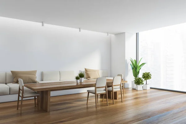 Esquina Comedor Panorámico Con Paredes Blancas Suelo Madera Mesa Larga —  Fotos de Stock