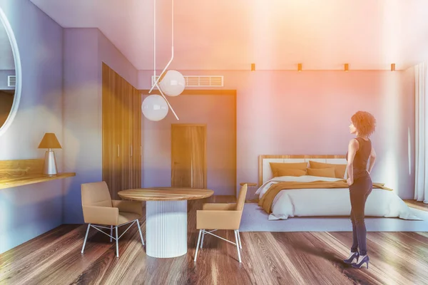 Beautiful Young African American Woman Standing Modern Bedroom Gray Walls — Stock Photo, Image