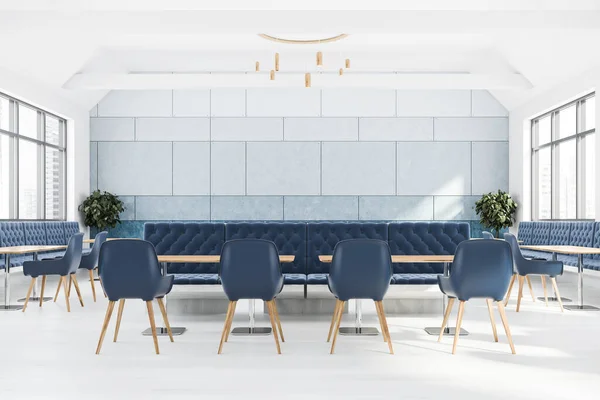 Interno Ristorante Moderno Con Pareti Bianche Blu Pavimento Legno Lunghi — Foto Stock