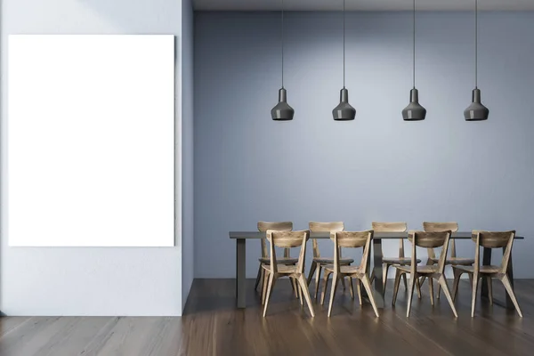 青い壁 木製の床 木製の椅子とグレーのダイニングテーブルと垂直モックアップポスターとスタイリッシュなオフィスカフェのインテリア 3Dレンダリング — ストック写真