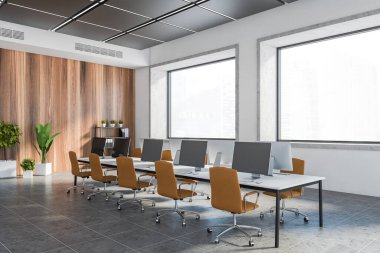 Beyaz ve ahşap duvarları olan modern açık uzay ofisinin köşesi, fayanslı zemin, deri sandalyeli uzun beyaz bilgisayar masası ve bulanık şehir manzaralı pencereler. 3d oluşturma