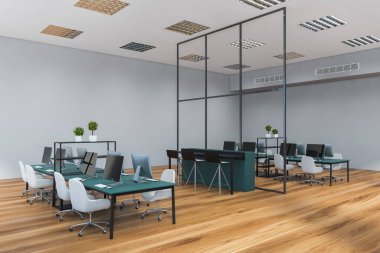 Gri duvarları, ahşap zemini ve beyaz sandalyeli mavi bilgisayar masaları olan modern açık uzay ofisinin köşesi. 3d oluşturma