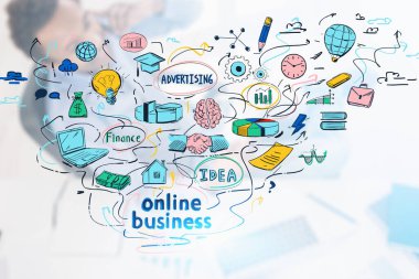 Gülümseyen Afrikalı Amerikalı iş adamının bulanık ofisindeki akıllı telefondan renkli iş skecini iki kez gösteren görüntüsü. E- ticaret anlayışı. Tonu ayarlanmış resim