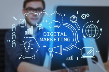 Bulanık ofiste çalışan gözlüklü genç bir işadamı. Parlayan dijital pazarlama arayüzü iki kez kullanılıyor. E- ticaret anlayışı. Tonu ayarlanmış resim