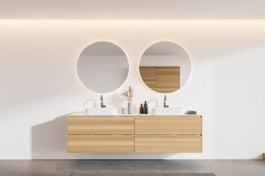Modern banyoda beyaz duvarları ve beton zemini olan ahşap tezgahta duran iki yuvarlak aynalı rahat çift lavabo. 3d oluşturma