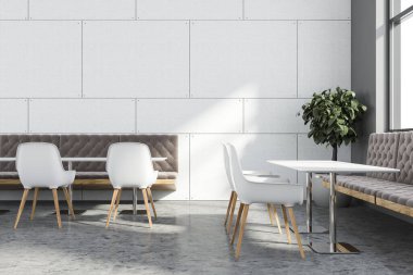 Beyaz ve gri duvarları, beton zemini, sandalyeli uzun beyaz masaları ve rahat kahverengi koltukları olan şık kahve dükkanının içi. Bulanık şehir manzaralı bir pencere. 3d oluşturma