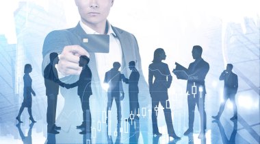 Tanımlanamayan iş adamı, bulanık bir şehirde, iş ekibini ve dijital grafiğini iki kez gösteren bir kredi kartı gösteriyor. Takım çalışması ve bankacılık kavramı. Tonu ayarlanmış resim