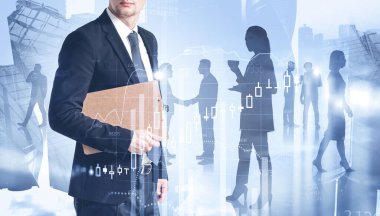 Bulanık şehirde, mali grafiği ve iş arkadaşlarını iki kez gösteren bir pano tutan tanınmamış genç işadamı. Ticaret kavramı. Tonu ayarlanmış resim