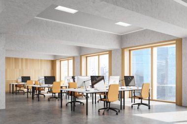 Ahşap ve beton duvarları, beton zemini, sarı sandalyeli bilgisayar masaları ve bulanık manzaralı pencereleri olan tavan arası açık uzay ofisinin köşesi. 3d oluşturma