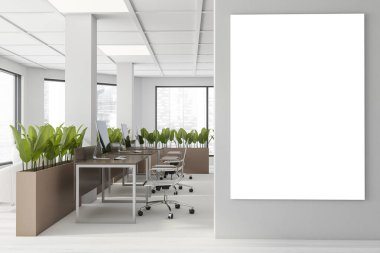 Beyaz duvarları, halı döşemeleri, sıralı bilgisayar masaları kahverengi çiçek tarhları olan bir çatı katı. Bulanık şehir manzaralı ve dikey maket posterli bir pencere. 3d oluşturma