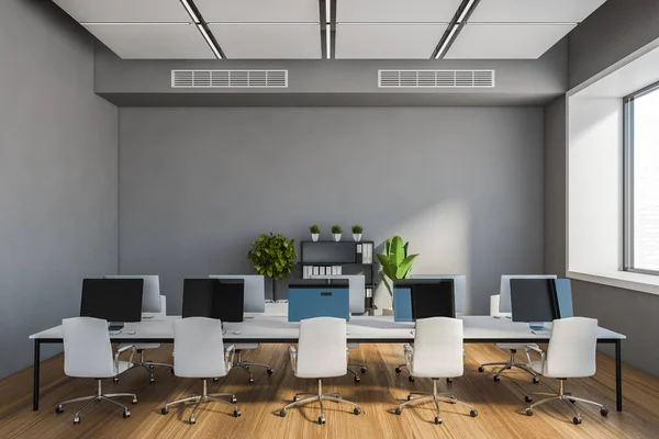 Interior Oficina Espacio Abierto Con Paredes Grises Suelo Madera Mesa — Foto de Stock