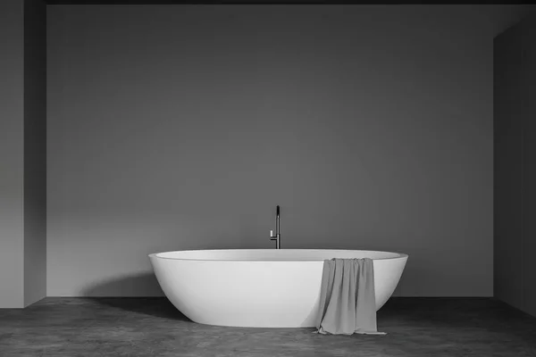 ダークグレーの壁とコンクリートの床とスタイリッシュなバスルームのインテリアに立って居心地の良い白い浴槽 3Dレンダリング — ストック写真
