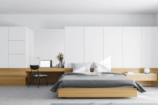 舒适的主卧室内饰有白色墙壁 混凝土地板 舒适的王床和装有模拟笔记本电脑屏幕的家庭办公室 3D渲染 — 图库照片