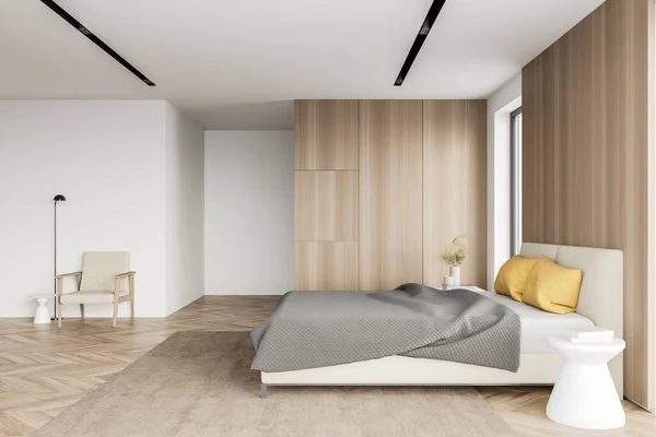 现代主卧室侧视图 白色和木制墙壁 木制地板 舒适的王尺寸床与黄色枕头和舒适的白色扶手椅 3D渲染 — 图库照片