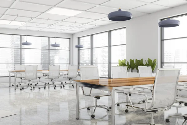 全景会议室的拐角处 有白色的墙壁 混凝土地面 两张有金属椅子的会议室桌子和模糊的城市景观 3D渲染 — 图库照片