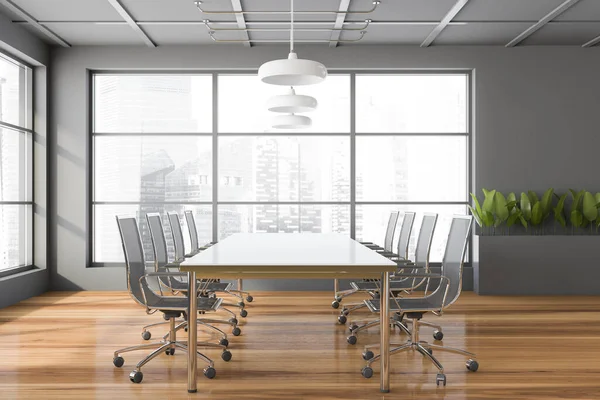 Interior Sala Reuniões Panorâmica Com Paredes Cinzentas Piso Madeira Mesa — Fotografia de Stock