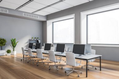 Gri duvarları, ahşap zemini, sandalyeli uzun beyaz bilgisayar masası ve bulanık manzaralı pencereleri olan şık, açık uzay ofisinin köşesi. 3d oluşturma