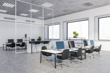 Beyaz duvarları, fayanslı zemini, siyah sandalyeli beyaz bilgisayar masaları ve bulanık şehir manzaralı pencereleri olan şık bir açık uzay ofisinin köşesi. 3d oluşturma