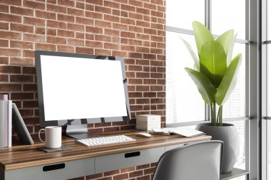 Tuğla odasının köşesinde, bulanık şehir manzaralı gri ve ahşap masanın üzerinde duran boş ekranlı modern bilgisayar. Reklam kavramı. 3d oluşturma