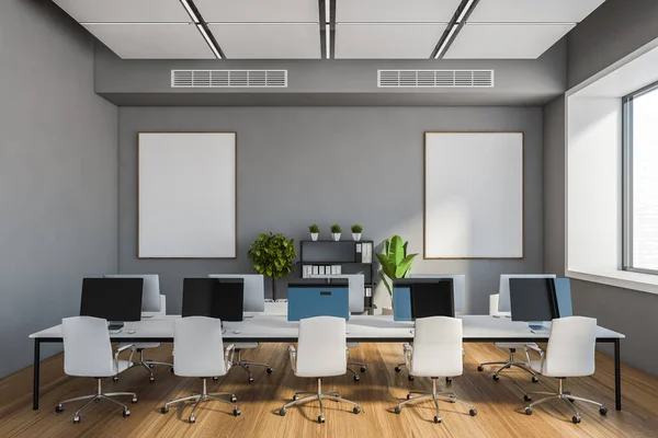 Interior Escritório Elegante Espaço Aberto Com Paredes Cinzentas Piso Madeira — Fotografia de Stock