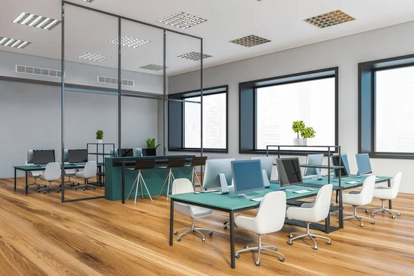 Gri duvarları, ahşap zemini, beyaz sandalyeli mavi bilgisayar masaları ve bulanık manzaralı pencereleri olan modern açık uzay ofisinin köşesi. 3d oluşturma
