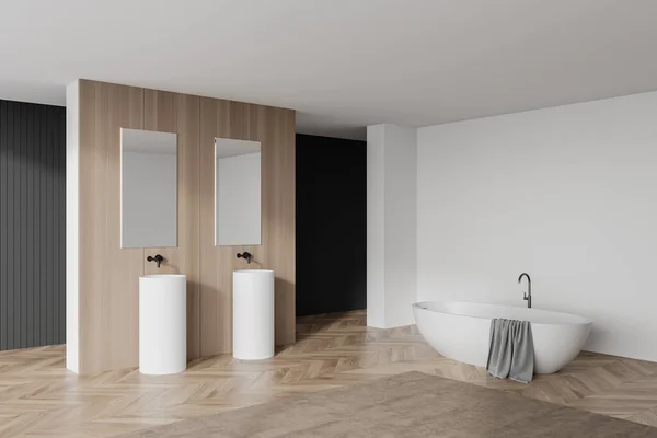 Roh Moderní Koupelny Bílou Dřevěnou Stěnou Dřevěnou Podlahou Pohodlnou Vanou — Stock fotografie