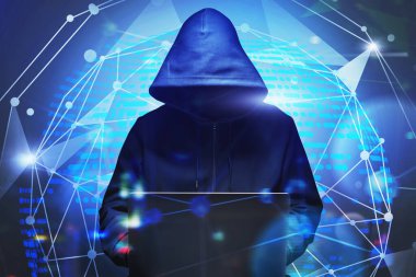 Siyah kapüşonlu genç hacker bilgisayarını kullanarak arka planda bulanık bir şekilde internet arayüzünü iki kez kullanmış. Tonu ayarlanmış resim