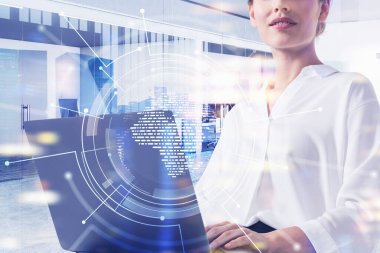 Bulanık ofiste dizüstü bilgisayar kullanan tanınmayan genç bir iş kadını. Ağ arayüzü iki katına çıkıyor. İnternet bağlantısı kavramı. Tonu ayarlanmış resim