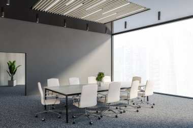 Gri ve ahşap duvarları olan panoramik konferans odasının köşesi, halılı zemin, beyaz sandalyeli uzun toplantı masası. 3d oluşturma