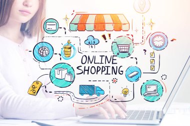 Tanınmayan genç bir iş kadını çift renkli online alışveriş eskiziyle dizüstü bilgisayar kullanıyor. Tonu ayarlanmış resim