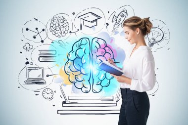 Genç bir iş kadınının gri duvarın yanında renkli bir çizimle notlar alması.