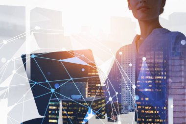 Bulanık gece şehrinde bilgisayar kullanan tanınmayan genç bir iş kadını. Ağ arayüzü iki katına çıkıyor. İnternet bağlantısı kavramı. Tonu ayarlanmış resim