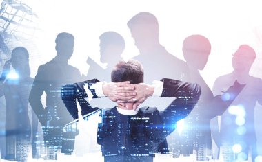 Bulanık gece şehrinde ekibiyle çalışan kendine güvenen genç iş adamının arka görüntüsü. Renkli resim çift pozlama