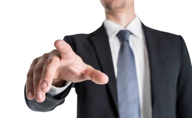 Sanal ekran kullanan tanınmayan genç iş adamı. Teknoloji ve veri analizi kavramı