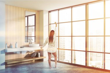 Panoramik banyoda beyaz, ahşap duvarları ve yuvarlak lavabosu olan genç bir kadının dikiz manzarası. Renkli resim çift pozlama