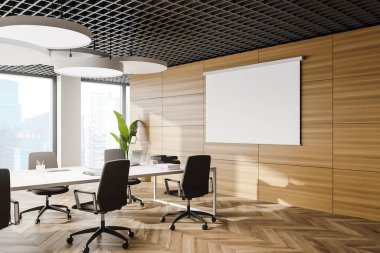 Modern açık uzay ofisinde, tahta duvarları ve sahte posterleri olan siyah sandalyeli uzun bilgisayar masasını kapat. 3d oluşturma