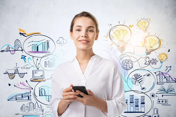 Joven Empresaria Alegre Usando Teléfono Inteligente Cerca Pared Hormigón Con — Foto de Stock