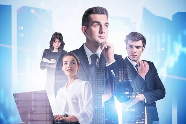 Bulanık, soyut bir şehirde dijital grafiği iki kez gösteren dört işadamı birlikte çalışıyor. Tonu ayarlanmış resim