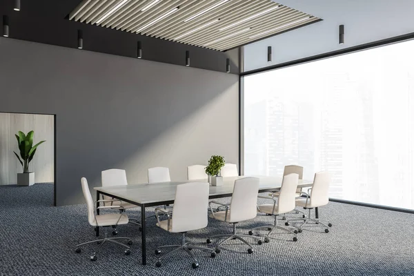 Gri ve ahşap duvarları olan panoramik konferans odasının köşesi, halılı zemin, beyaz sandalyeli uzun toplantı masası. 3d oluşturma
