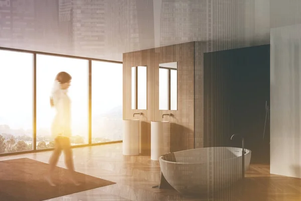 Wazige Jonge Vrouw Wandelen Een Panoramische Badkamer Met Witte Houten — Stockfoto