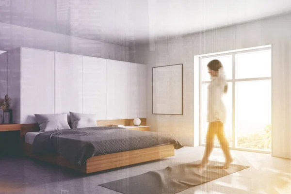 毛茸茸的年轻女子走在时尚的卧室角落 白色的墙壁 混凝土地面 舒适的国王大小的床和模拟海报 彩色图像双曝光 — 图库照片