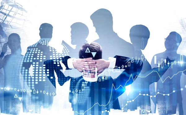 Kendine güvenen genç iş adamının bulanık şehir manzarasına iki kat mali grafik ile bakması. İş adamları siluetleri. Tonu ayarlanmış resim