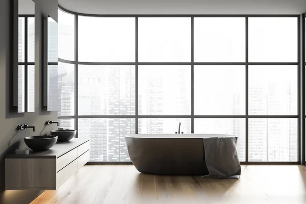 Interior Banheiro Panorâmico Com Paredes Cinza Piso Madeira Banheira Confortável — Fotografia de Stock