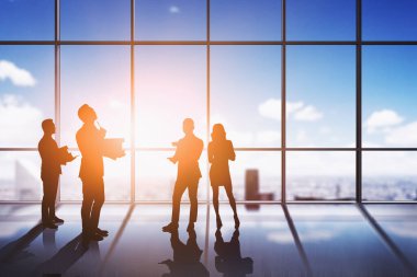 Panoramik Şehir Ofisi 'nde çalışan iş adamlarının siluetleri. Ortaklık ve işbirliği kavramı. Tonu ayarlanmış resim