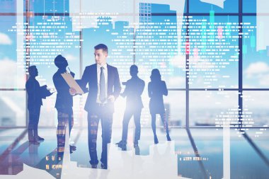 Pano ve iş adamlarının siluetleriyle panoramik ofiste birlikte çalışan bir iş adamı. Ortaklık ve işbirliği kavramı. Renkli resim çift pozlama